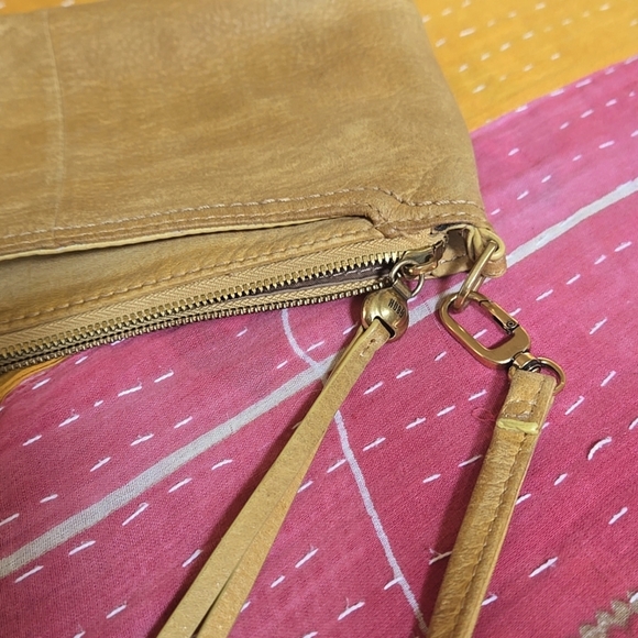 HOBO Darcy Convertible Wristlet - Picture 10 of 16